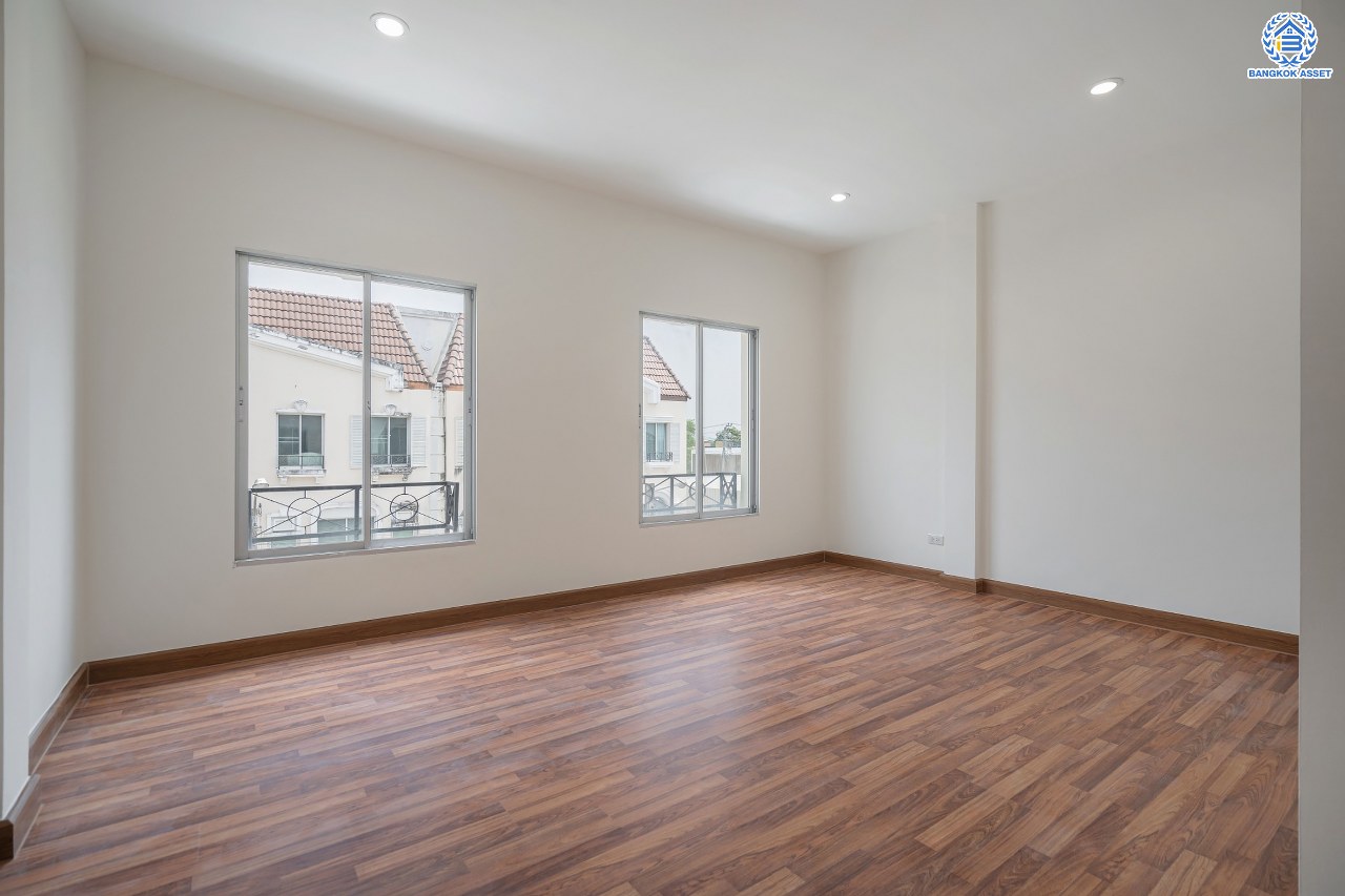 บ้านมือสองตกแต่งใหม่ โครงการ บ้านกลางเมืองสวิสทาวน์ เกษตร-นวมินทร์ แบรนด์ AP เนื้อที่ 20 ตร.ว. ฟังก์ชัน 3 ห้องนอน 3 ห้องน้ำ จอดรถได้ 2 คัน สภาพแวดล้อมเยี่ยม เชื่อมต่อ ถ.พหลโยธิน, ถ.เกษตร-นวมินทร์ ใกล้ ม.เกษตร, รถไฟฟ้าสายสีเขียว "สถานีมหาวิทยาลัยเกษตรศาสตร์" และทางด่วน "รามอินทรา-อาจณรงค์"